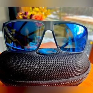 Costa  Del Mar Men’s Rincon Rectangular Polarized Sunglasses! Case included!